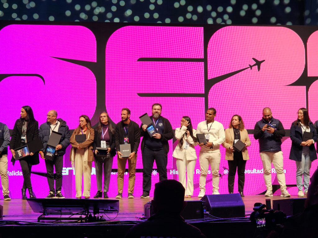 UP Turismo recebendo reconhecimento no palco do Entur Summit 2025, em Curitiba.

