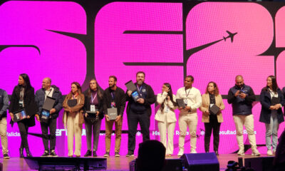 UP Turismo recebendo reconhecimento no palco do Entur Summit 2025, em Curitiba.