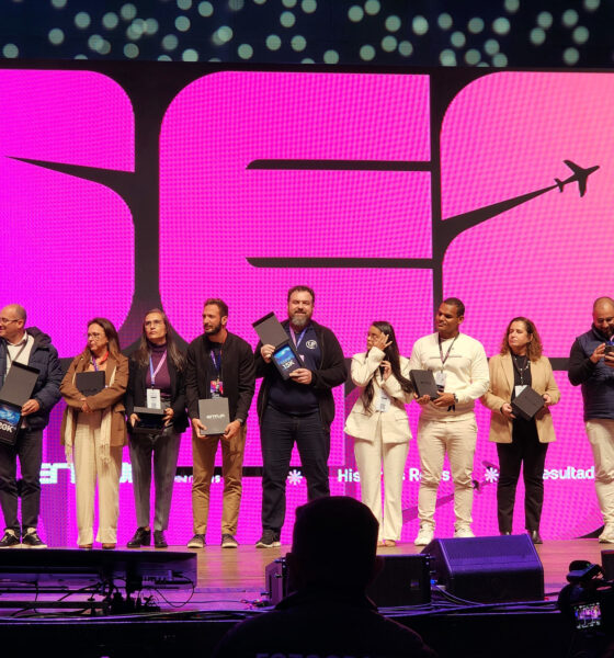 UP Turismo recebendo reconhecimento no palco do Entur Summit 2025, em Curitiba.